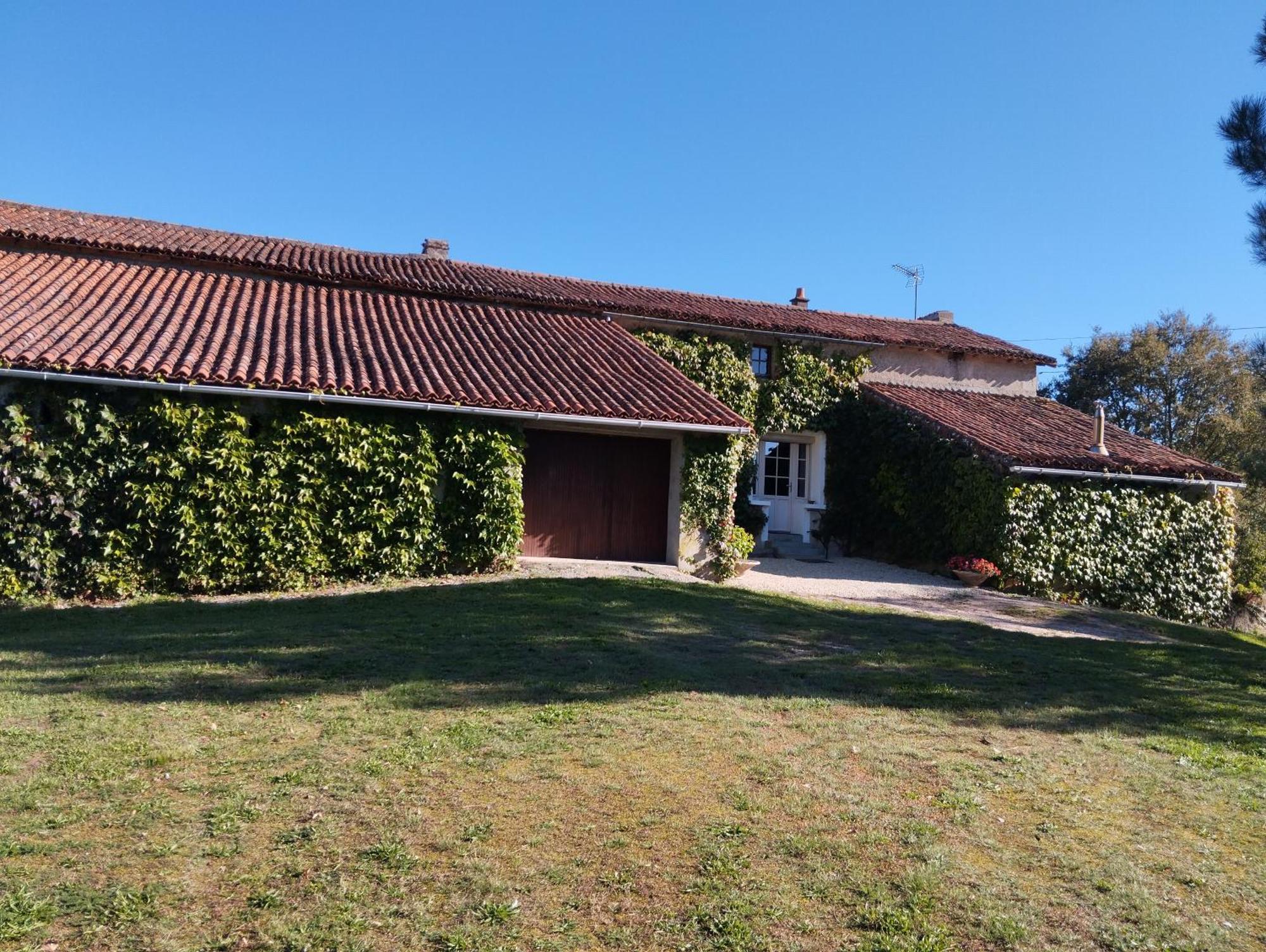 Maison Au Calme Avec Vue Etang Clesse (Deux-Sevres)